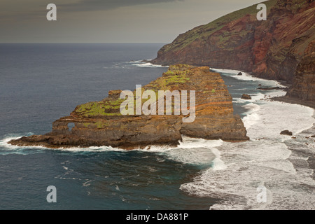 La falaise et Rock Roque de las Tabaidas, Santo Domingo de Garafia, La Palma, Canary Islands, Spain Banque D'Images