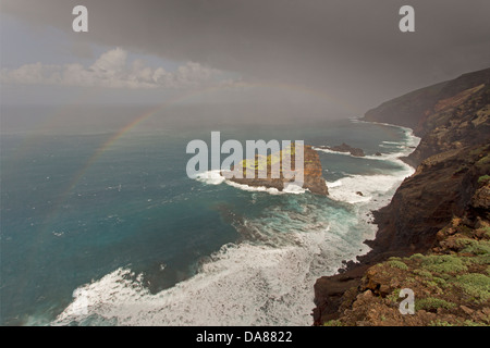 La falaise et Rock Roque de las Tabaidas, Santo Domingo de Garafia, La Palma, Canary Islands, Spain Banque D'Images