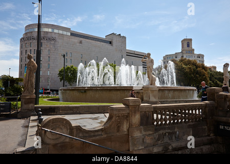 Fontaine dans la Placa de Catalunya Barcelone Catalogne Espagne Banque D'Images