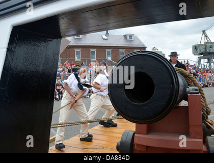 Les marins de l'US Navy affectés à l'USS Constitution effectuer une guerre de 1812 à l'époque de percer dans le cadre de la Boston Harborfest au Charlestown Navy Yard le 2 juillet 2013 à Boston, MA. Dans le cadre de Boston Harborfest 2013 festivités. Annuel Harborfest est une célébration à l'échelle de la ville de Boston's colonial et du patrimoine maritime. Banque D'Images