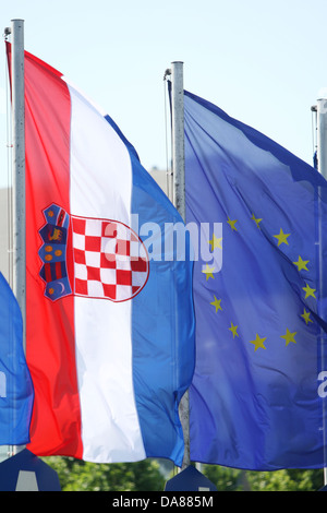 Et l'Union européenne drapeau croate dans les rues de Zagreb. Banque D'Images