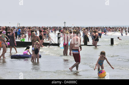 West Wittering, West Sussex, UK. 7 juillet, 2013. Sizzling le dimanche comme jour-trippers prendre à la populaire West Wittering beach pour se rafraîchir car les températures ont atteint 30 degrés à l'intérieur des terres, dans le sud de l'Angleterre 2e parking ouvert pour accueillir jusqu'à 10.000 voitures Banque D'Images