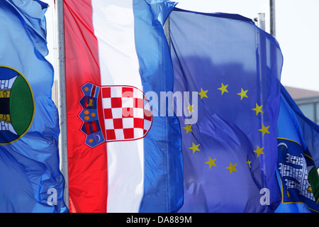 Et l'Union européenne drapeau croate dans les rues de Zagreb. Banque D'Images