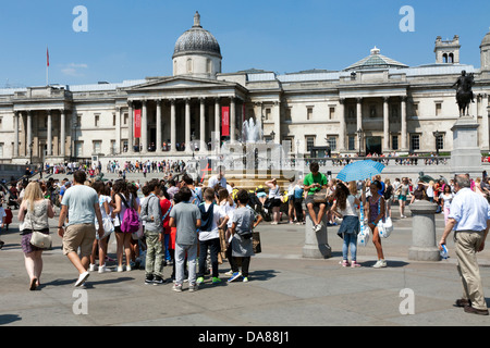 Les visiteurs appréciant à Trafalgar Square de Londres en été Banque D'Images