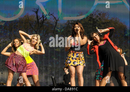 Le samedi joue Barclaycard présente l'heure d'été britannique Hyde Park à Hyde Park le 07/07/2013 à Hyde Park, Londres. Le groupe se compose de membres : Frankie Sandford, Mollie King, Una Healy, Vanessa White et Rochelle Humes. . Photo par Julie Edwards Banque D'Images