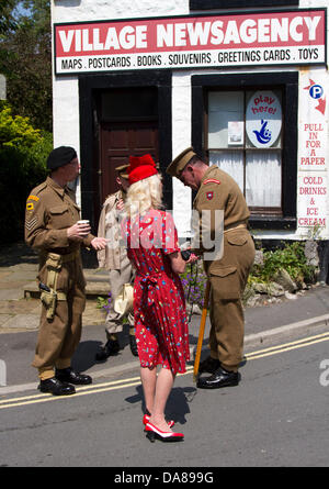 Ingleton, UK. 7 juillet, 2013. Accueil Fonctionnement de la Garde côtière canadienne, Ingleton 1940 semaine lorsqu'Ingleton est devenu le territoire allemand marché français Ville de La Chapell-De-Marais libéré par de reconstitution historique. Autres attractions comprises la danse de rue, animations musicales, et des véhicules militaires. Credit : Mar Photographics/Alamy Live News Banque D'Images