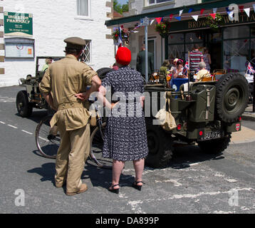 Ingleton, UK. 7 juillet, 2013. L'inspection des véhicules militaires à l'opération Home Guard, Ingleton's 1940 semaine lorsqu'Ingleton est devenu le territoire allemand marché français Ville de La Chapell-De-Marais libéré par de reconstitution historique. Autres attractions comprises la danse de rue, animations musicales, et des véhicules militaires. Credit : Mar Photographics/Alamy Live News Banque D'Images