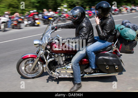 Harley Davidson deux seater moto & Rider à Kirkby Lonsdale, Royaume-Uni 7 juillet 2013, Le pont du diable est l'un des biker les plus pittoresques rencontre au Royaume-Uni avec une grande légende pour démarrer et est le lieu de rencontre pour les cyclistes dans le nord de l'Angleterre et des centaines de bikers ont profité des routes sèches et du temps ensoleillé pour se rencontrer au pont. Banque D'Images