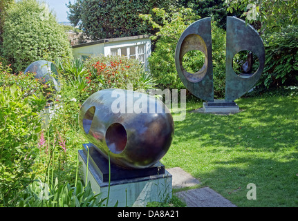 Des sculptures dans le jardin de la Barbara Hepworth museum, St Ives, Cornwall, UK Banque D'Images
