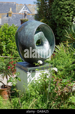 Des sculptures dans le jardin de la Barbara Hepworth museum, St Ives, Cornwall, UK Banque D'Images