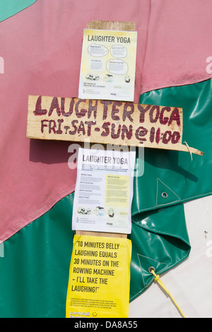 Yoga du rire signer dans le domaine en vert, 2013 festival de Glastonbury, Somerset, Angleterre, Royaume-Uni. Banque D'Images