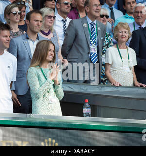 Wimbledon, Londres, Royaume-Uni. 7 juillet, 2013. Les Championnats de tennis de Wimbledon 2013 tenue à l'All England Lawn Tennis et croquet Club, Londres, Angleterre, Royaume-Uni. Mens des célibataires finale. Andy's girlfriend, Kim Sears, se réjouit de sa victoire. Andy Murray (GBR) [2] a battu Novak Djokovic (SRB) [1] sur le Court central. Credit : Action Plus Sport Images/Alamy Live News Banque D'Images