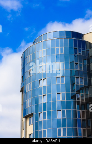 Vue d'un bleu acier haut bâtiment de verre gratte-ciel, concept d'entreprise d'architecture industrielle réussie Banque D'Images