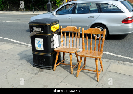 Deux chaises en bois mis en street pour recyclage, London Borough of Islington, England, UK Banque D'Images