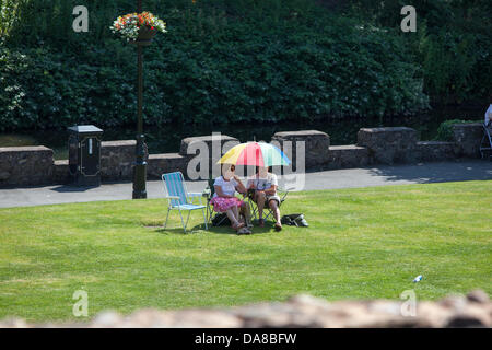 Tamworth, UK. 7 juillet, 2013. Refuge contre le soleil brûlant dans Tamworth Castle. Crédit : Chris Gibson/Alamy Live News Banque D'Images