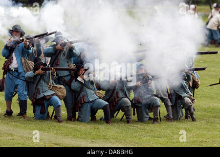 Chippenham, Wiltshire. 7 juillet, 2013. Guerre civile anglaise les membres de la société sont photographiés à Monkton park tirant leurs fusils qu'ils participent à la reconstitution de la bataille de Chippenham.Ils ont été re-enacting la bataille pour Chippenham qui ont eu lieu pendant la guerre civile anglaise en 1643. Credit : lynchpics/Alamy Live News Banque D'Images