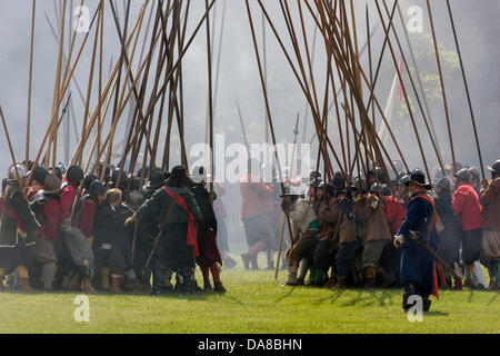 Chippenham, Wiltshire. 7 juillet, 2013. Guerre civile anglaise les membres de la société sont photographiés à Monkton parc comme ils participent à la reconstitution de la bataille de Chippenham.Ils ont été re-enacting la bataille pour Chippenham qui ont eu lieu pendant la guerre civile anglaise en 1643. Credit : lynchpics/Alamy Live News Banque D'Images