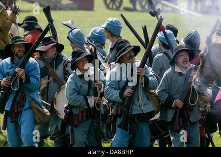 Chippenham, Wiltshire. 7 juillet, 2013. Guerre civile anglaise les membres de la société sont photographiés à Monkton parc comme ils participent à la reconstitution de la bataille de Chippenham.Ils ont été re-enacting la bataille pour Chippenham qui ont eu lieu pendant la guerre civile anglaise en 1643. Credit : lynchpics/Alamy Live News Banque D'Images