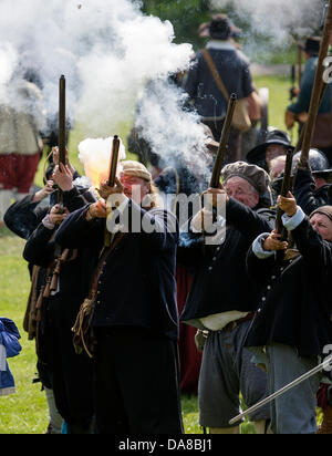 Chippenham, Wiltshire. 7 juillet, 2013. Guerre civile anglaise les membres de la société sont photographiés à Monkton park tirant leurs fusils qu'ils participent à la reconstitution de la bataille de Chippenham.Ils ont été re-enacting la bataille pour Chippenham qui ont eu lieu pendant la guerre civile anglaise en 1643. Credit : lynchpics/Alamy Live News Banque D'Images