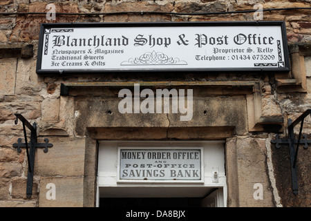 Blanchland bureau de poste, le Northumberland. L'un de seulement 3 boîtes aux lettres de l'époque victorienne au Royaume-Uni est situé ici. Banque D'Images