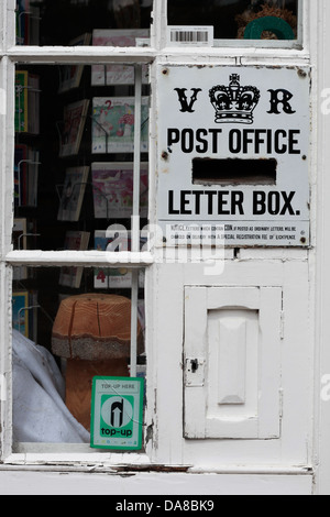 Blanchland bureau de poste, le Northumberland. L'un de seulement 3 boîtes aux lettres de l'époque victorienne au Royaume-Uni est situé ici. Banque D'Images