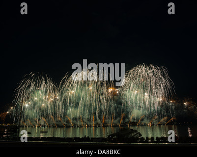 Spectacle de feux d'artifice à Cannes l'ouverture du Festival d'art pyrotechnique, sur la quatrième de juillet. Banque D'Images