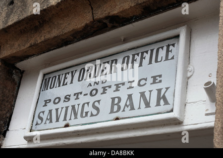 Blanchland bureau de poste, le Northumberland. L'un de seulement 3 boîtes aux lettres de l'époque victorienne au Royaume-Uni est situé ici. Banque D'Images