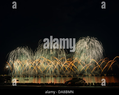 Spectacle de feux d'artifice à Cannes l'ouverture du Festival d'art pyrotechnique, sur la quatrième de juillet. Banque D'Images