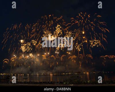 Spectacle de feux d'artifice à Cannes l'ouverture du Festival d'art pyrotechnique, sur la quatrième de juillet. Banque D'Images