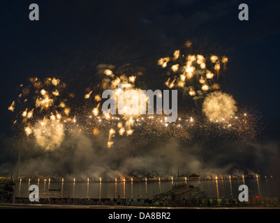 Spectacle de feux d'artifice à Cannes l'ouverture du Festival d'art pyrotechnique, sur la quatrième de juillet. Banque D'Images