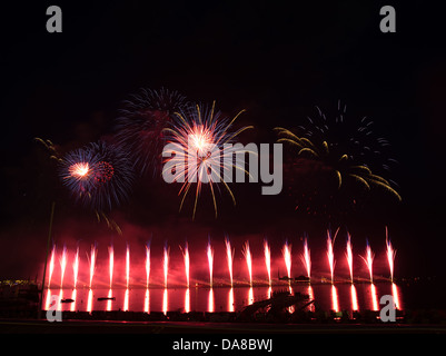 Spectacle de feux d'artifice à Cannes l'ouverture du Festival d'art pyrotechnique, sur la quatrième de juillet. Banque D'Images