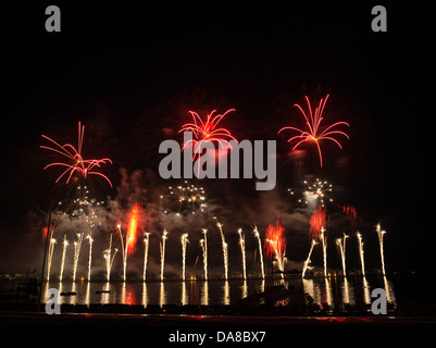 Spectacle de feux d'artifice à Cannes l'ouverture du Festival d'art pyrotechnique, sur la quatrième de juillet. Banque D'Images