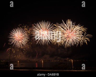 Spectacle de feux d'artifice à Cannes l'ouverture du Festival d'art pyrotechnique, sur la quatrième de juillet. Banque D'Images