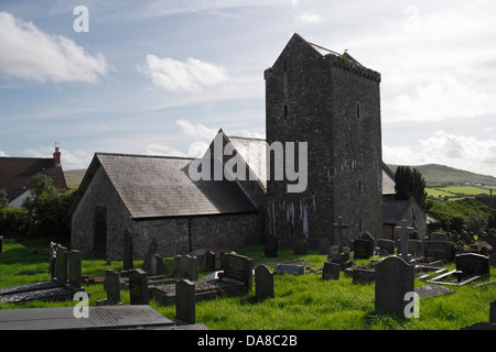 Église de St Cenydd au village de Llangennith Gower Peninsula Wales. Église du village gallois, lieu de culte religieux bâtiment classé grade II* Banque D'Images