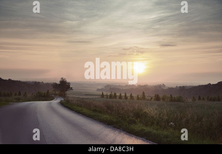 Superbe photo de coucher de soleil dans la campagne Banque D'Images