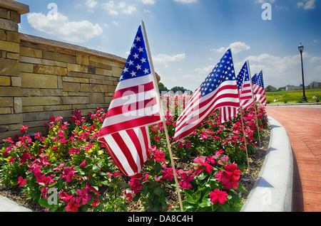 Rangée de drapeaux américains sur le côté de la rue pour célébrer le 4 juillet Banque D'Images