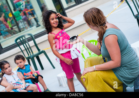 Les enfants s'amusant aux enfants encore de gratuitement spectacle en plein air, Festival de Jazz de Montréal, Montréal, Canada, Juillet 2013 Banque D'Images