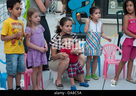 Les enfants s'amusant aux enfants encore de gratuitement spectacle en plein air, Festival de Jazz de Montréal, Montréal, Canada, Juillet 2013 Banque D'Images