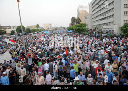 Le Caire, Le Caire, Égypte. 7 juillet, 2013. Les partisans du Président déchu Mohamed Morsi et les frères musulmans membres crier et politiques tiennent des pancartes dans son soutien en tant que ils manifester contre sa chute à Raba al-Adawyia mosquée le 7 juillet 2013, au Caire. La réalisation des photos du président déchu, les islamistes érigé des barricades et établi des postes de contrôle dans toute la capitale, où des dizaines de milliers d'entre eux ont bloqué la route principale de l'aéroport international Crédit : Ahmed Asad APA/Images/ZUMAPRESS.com/Alamy Live News Banque D'Images