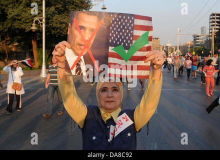 Le Caire, Le Caire, Égypte. 7 juillet, 2013. Des manifestants égyptiens prennent part à un rassemblement contre le président américain Barack Obama au Caire, la place Tahrir, Le 7 juillet 2013. Les adversaires de l'Égypte a destitué le président islamiste Mohamed Morsi paniers place Tahrir par dizaines de milliers pour montrer au monde son éviction n'était pas un coup d'État militaire mais le reflet de la volonté du peuple. Deux jours après avoir organisé des rassemblements islamistes a explosé en sang, les protestations sont venus comme une coalition qui a soutenu l'action militaire pour renverser Morsi aurait accepté de nommer un technocrate comme premier ministre (crédit Image : © Ahmed Asad APA/Images/ZUM Banque D'Images