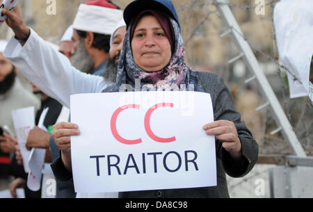 Le Caire, Le Caire, Égypte. 7 juillet, 2013. Les partisans du Président déchu Mohamed Morsi et les frères musulmans membres crier et politiques tiennent des pancartes dans son soutien en tant que ils manifester contre sa chute à Raba al-Adawyia mosquée le 7 juillet 2013, au Caire. La réalisation des photos du président déchu, les islamistes érigé des barricades et établi des postes de contrôle dans toute la capitale, où des dizaines de milliers d'entre eux ont bloqué la route principale de l'aéroport international Crédit : Ahmed Asad APA/Images/ZUMAPRESS.com/Alamy Live News Banque D'Images