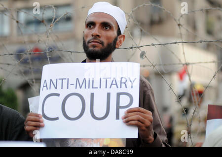 Le Caire, Le Caire, Égypte. 7 juillet, 2013. Les partisans du Président déchu Mohamed Morsi et les frères musulmans membres crier et politiques tiennent des pancartes dans son soutien en tant que ils manifester contre sa chute à Raba al-Adawyia mosquée le 7 juillet 2013, au Caire. La réalisation des photos du président déchu, les islamistes érigé des barricades et établi des postes de contrôle dans toute la capitale, où des dizaines de milliers d'entre eux ont bloqué la route principale de l'aéroport international Crédit : Ahmed Asad APA/Images/ZUMAPRESS.com/Alamy Live News Banque D'Images