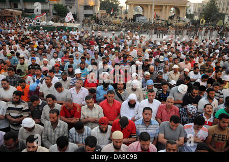 Le Caire, Le Caire, Égypte. 7 juillet, 2013. Les partisans du Président déchu Mohamed Morsi et les frères musulmans membres crier et politiques tiennent des pancartes dans son soutien en tant que ils manifester contre sa chute à Raba al-Adawyia mosquée le 7 juillet 2013, au Caire. La réalisation des photos du président déchu, les islamistes érigé des barricades et établi des postes de contrôle dans toute la capitale, où des dizaines de milliers d'entre eux ont bloqué la route principale de l'aéroport international Crédit : Ahmed Asad APA/Images/ZUMAPRESS.com/Alamy Live News Banque D'Images