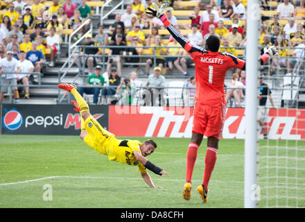 Columbus, OH, USA. 7 juillet, 2013. 07 juillet 2013 : Columbus Crew Ethan Finlay (13) tombe au sol qu'il envoie la balle sur le net lors de la tentative d'un en-tête pendant le match de football de ligue majeure entre les Portland Timbers et les Columbus Crew de Columbus Crew Stadium à Columbus, OH. Le Columbus Crew défait les Timbers de Portland 1-0. Credit : csm/Alamy Live News Banque D'Images