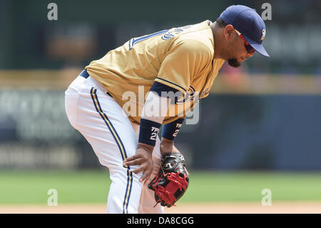 Milwaukee, Wisconsin, États-Unis. 7 juillet, 2013. 7 juillet 2013 : Le joueur de premier but des Milwaukee Brewers Juan Francisco # 21 met sa tête en bas au cours de la partie de baseball de ligue majeure entre les Milwaukee Brewers et les Mets de New York au Miller Park de Milwaukee, WI. Mets gagner 2-1. John Fisher/CSM. Credit : csm/Alamy Live News Banque D'Images