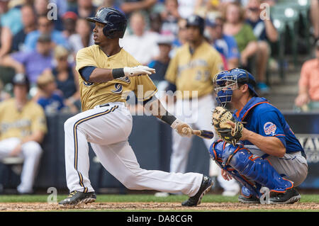 Milwaukee, Wisconsin, États-Unis. 7 juillet, 2013. 7 juillet 2013 : l'arrêt-court des Milwaukee Brewers Jean Segura # 9 à la masse de base pendant la deuxième partie de baseball de ligue majeure entre les Milwaukee Brewers et les Mets de New York au Miller Park de Milwaukee, WI. Mets gagner 2-1. John Fisher/CSM. Credit : csm/Alamy Live News Banque D'Images