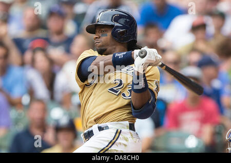 Milwaukee, Wisconsin, États-Unis. 7 juillet, 2013. 7 juillet 2013 : le deuxième but des Milwaukee Brewers Rickie semaines # 23 jusqu'à chauve-souris pendant le match de la Ligue Majeure de Baseball entre les Milwaukee Brewers et les Mets de New York au Miller Park de Milwaukee, WI. Mets gagner 2-1. John Fisher/CSM. Credit : csm/Alamy Live News Banque D'Images