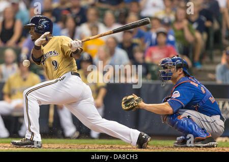 Milwaukee, Wisconsin, États-Unis. 7 juillet, 2013. 7 juillet 2013 : l'arrêt-court des Milwaukee Brewers Jean Segura # 9 fautes off un lancer au cours du jeu de la Ligue Majeure de Baseball entre les Milwaukee Brewers et les Mets de New York au Miller Park de Milwaukee, WI. Mets gagner 2-1. John Fisher/CSM. Credit : csm/Alamy Live News Banque D'Images