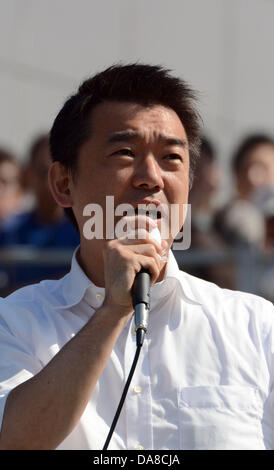 Funabashi, Japon. 7 juillet, 2013. Toru Hashimoto, co-leader du parti de la restauration du Japon, les adresses d'un rassemblement au cours de sa tournée à travers dessouchage Funabashi, à l'Est de Tokyo, le dimanche, Juillet 7, 2013, pour un candidat local faisant campagne pour l'élection à la Chambre haute le 21 juillet. Un sondage d'opinion a indiqué la coalition au pouvoir - le Parti libéral démocrate et le nouveau Komeito - semblait prête à assurer une majorité dans la chambre des Conseillers du Parlement. La CEC a été Hahimoto voir sa force pré-électorale. Photo par Kaku Kurita/AFLO/Alamy Live News Banque D'Images