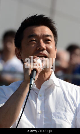 Funabashi, Japon. 7 juillet, 2013. Toru Hashimoto, co-leader du parti de la restauration du Japon, les adresses d'un rassemblement au cours de sa tournée à travers dessouchage Funabashi, à l'Est de Tokyo, le dimanche, Juillet 7, 2013, pour un candidat local faisant campagne pour l'élection à la Chambre haute le 21 juillet. Un sondage d'opinion a indiqué la coalition au pouvoir - le Parti libéral démocrate et le nouveau Komeito - semblait prête à assurer une majorité dans la chambre des Conseillers du Parlement. La CEC a été Hahimoto voir sa force pré-électorale. Photo par Kaku Kurita/AFLO/Alamy Live News Banque D'Images